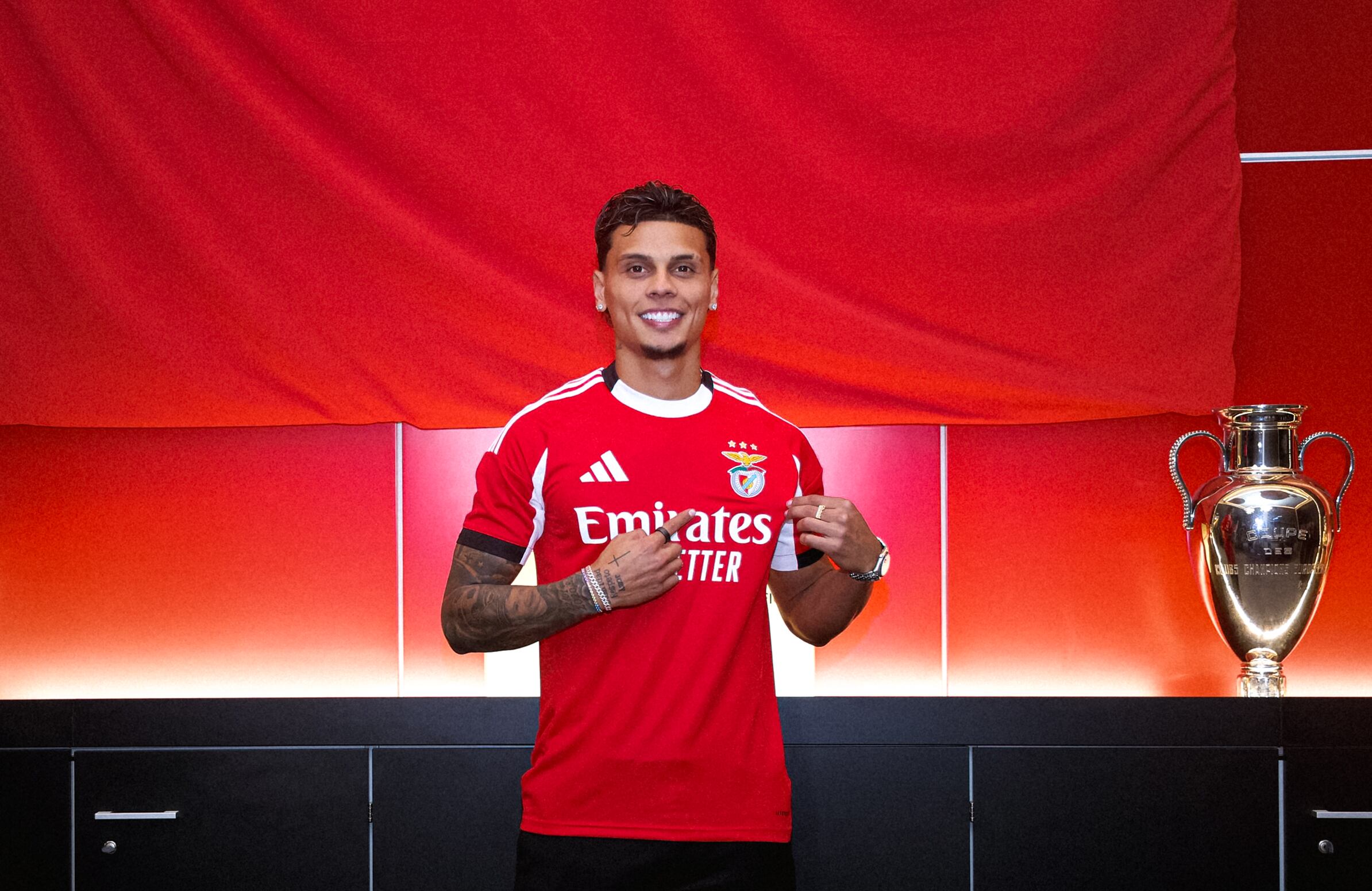 Richard Ríos en su presentación con Benfica