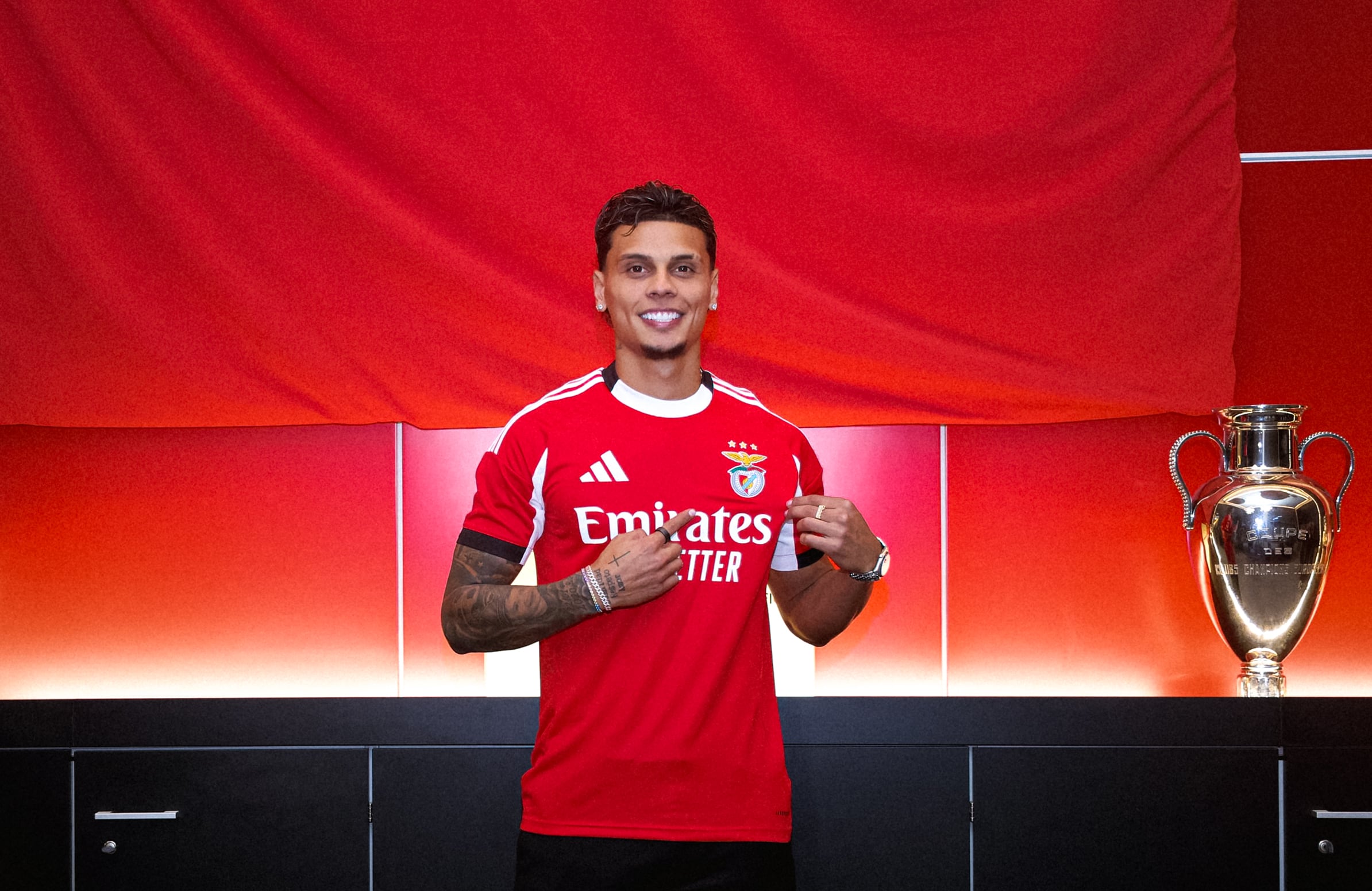 Richard Ríos en su presentación con Benfica