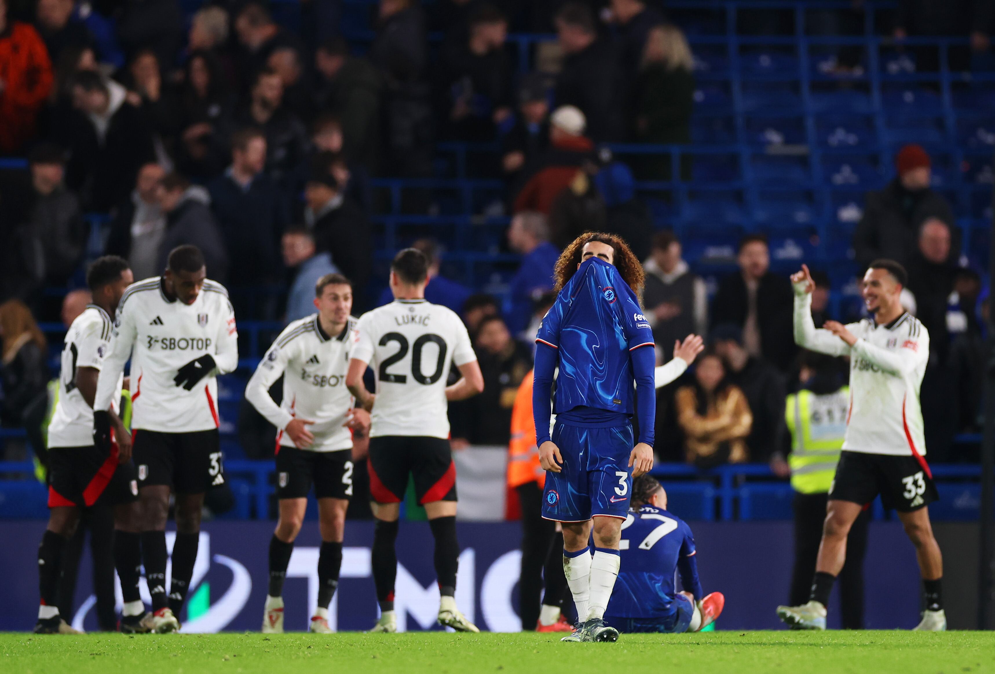 Marc Cucurella, del Chelsea, reacciona a la derrota tras el partido de la Premier League entre el Chelsea FC y el Fulham FC en Stamford Bridge el 26 de diciembre de 2024 en Londres, Inglaterra.