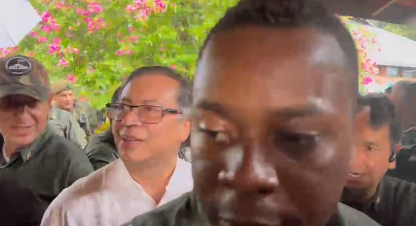 El presidente fue abordado por un grupo de periodistas.