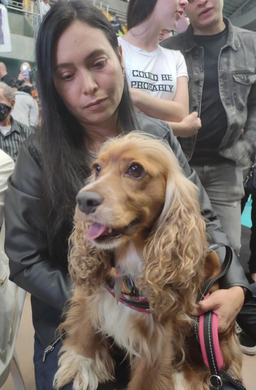 Jhoana Vargas pareja de Darío Gómez y una de sus mascotas