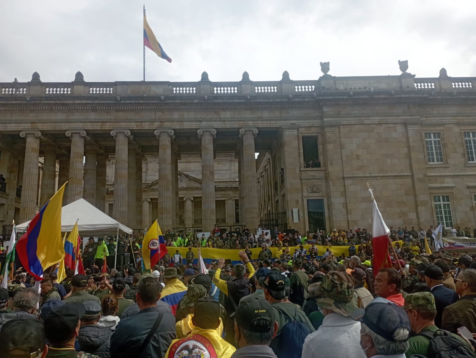 Miembros de la reserva activa de la fuerza pública se tomaron la plaza de Bolívar para protestar contra el presidente Gustavo Petro.
