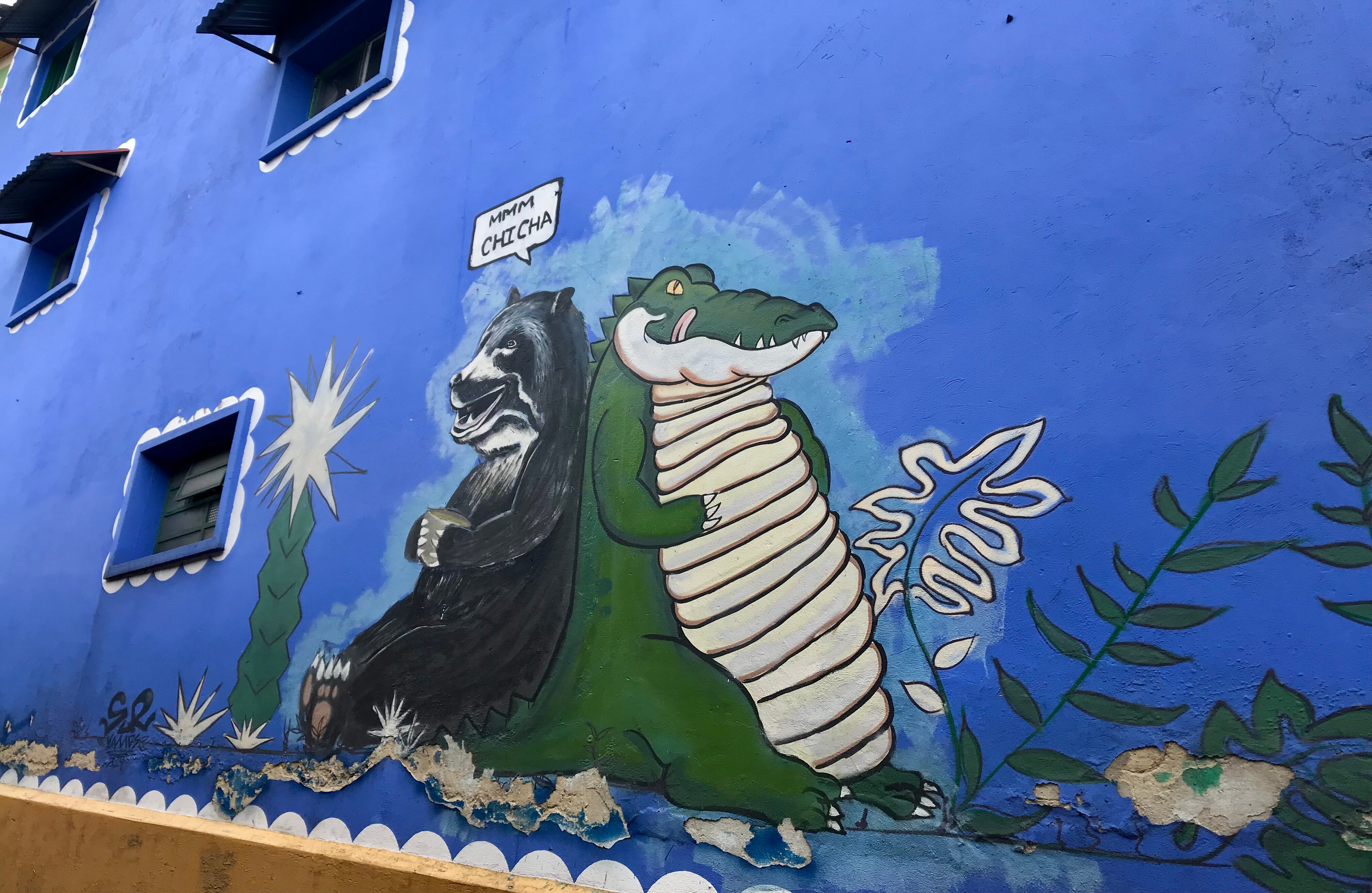 El barrio Egipto, uno de los más antiguos de la ciudad, fue un asentamiento indígena importante. Por medio del arte, se busca además reconocer las tradiciones ancestrales, como la chicha. En este mural, el oso de anteojos y el cocodrilo, animales de  hábitats diferentes, se unen por esa bebida. En el barrio quieren que los niños y jóvenes entiendan que así haya diferencias, es posible convivir. Foto: Cortesía Breaking Borders