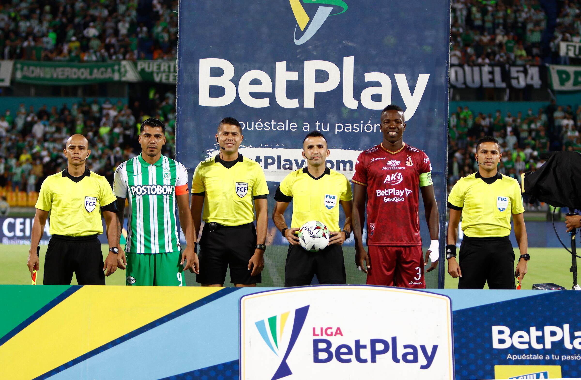 MEDELLÍN-COLOMBIA,03-02-2022:Carlos Andrés Betancur Gutiérrez,referee central entre Atletico Nacional y Deportes Tolima  durante el encuentro. por la fecha 4 como parte de la Liga BetPlay DIMAYOR I 2022 jugado en el estadio Atansio Girardot  de Medellín. /Carlos Andrés Betancur Gutiérrez	,central referee during match Atletico Nacional and Deportes Tolima  during match  for the date 4 as part of Liga BetPlay DIMAYOR I 2022 played at Atanasio Girardot   stadium in Medellin. Photo: VizzorImage / Andrés Álvarez / Contribuidor