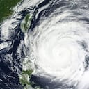 En esta imagen del lunes 29 de mayo de 2023, una imagen por satélite de la NASA muestra el tifón Mawar acercándose a las provincias norteñas de Filipinas. (NASA Worldview, Earth Observing System Data and Information System (EOSDIS) via AP)