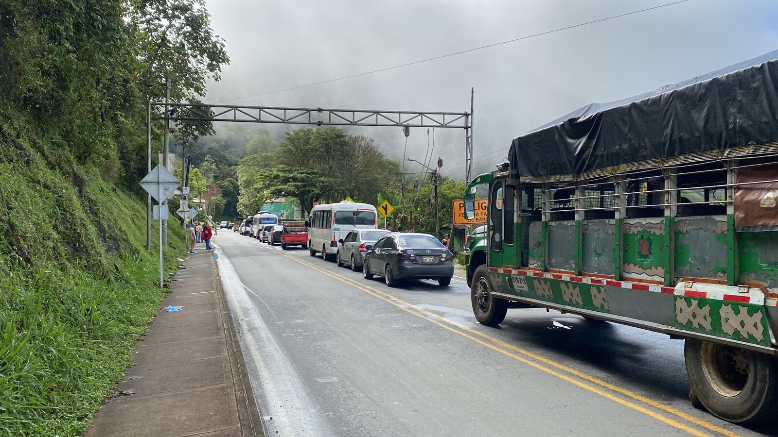 Monumental trancón en ruta alterna de Cauca para continuar al sur del país; familias con menores y animales han esperado por horas.