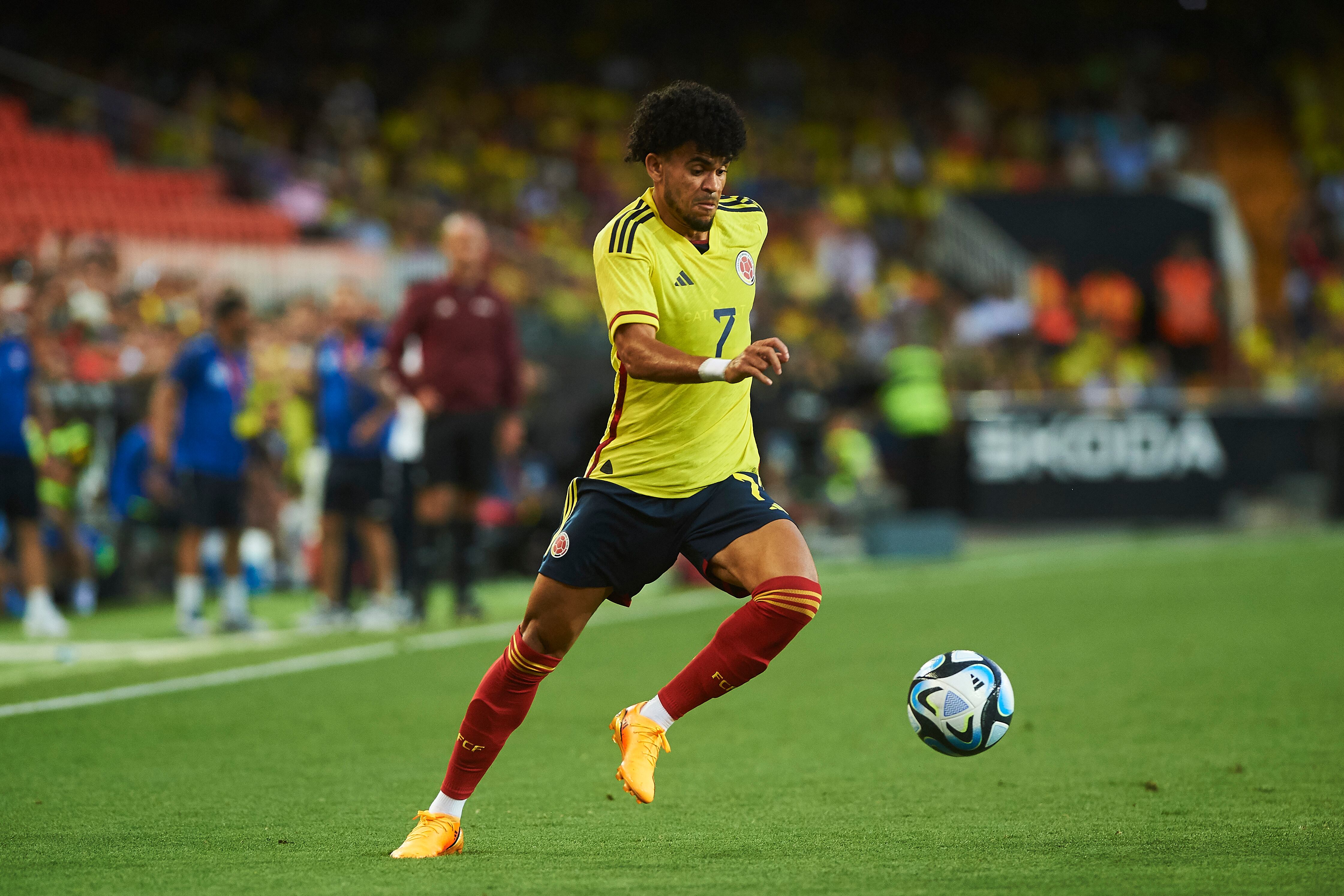 VALENCIA, ESPAÑA - 16 DE JUNIO: Luis Díaz de Colombia controla el balón durante el partido amistoso internacional entre Colombia e Irak en el Estadio Mestalla el 16 de junio de 2023 en Valencia, España. (Foto de María José Segovia/DeFodi Images vía Getty Images)