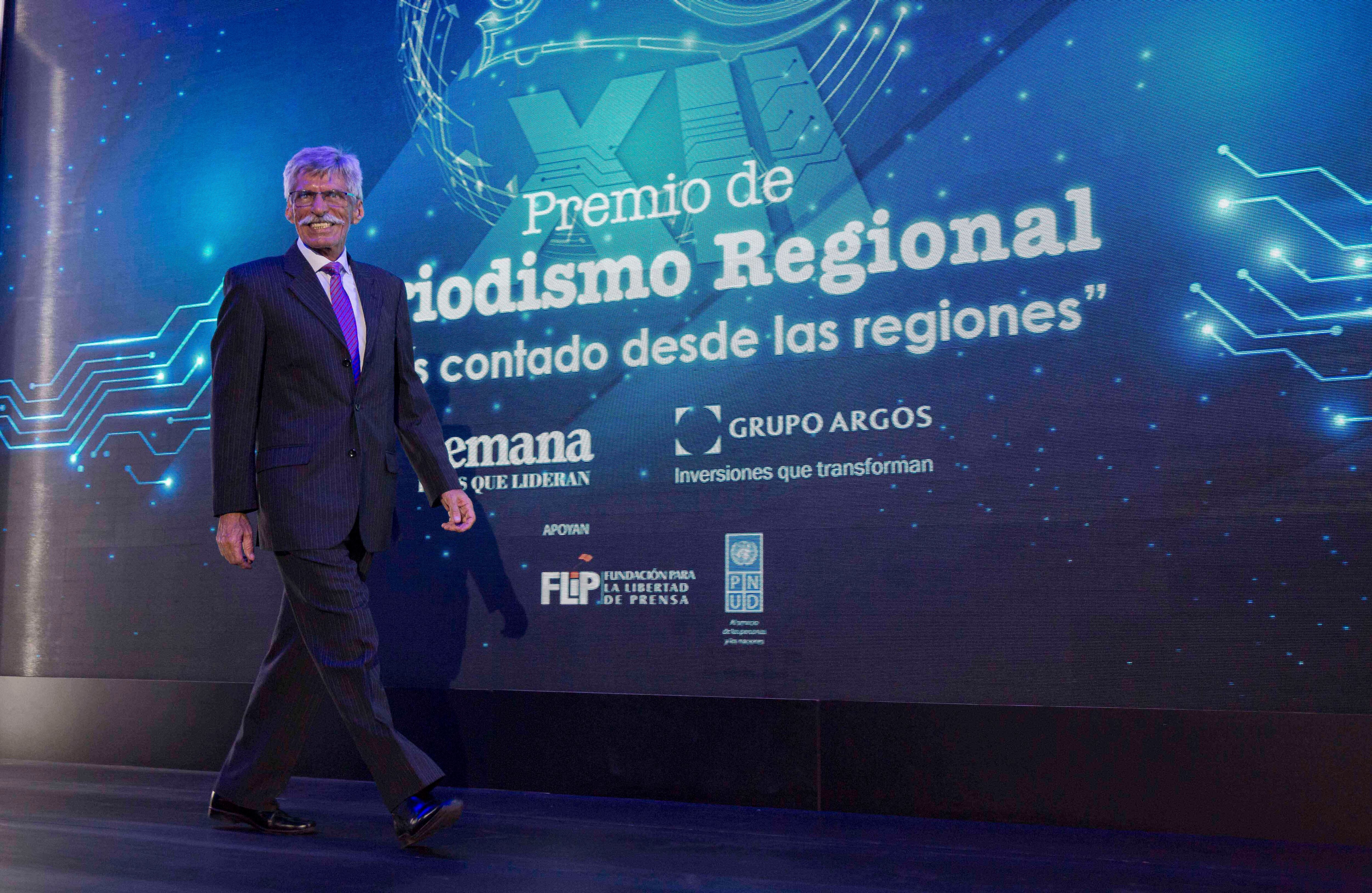 el Premio Orlando Sierra al Coraje Periodístico a Alfonso Luna Geller, director del Diario Proclama del Cauca.