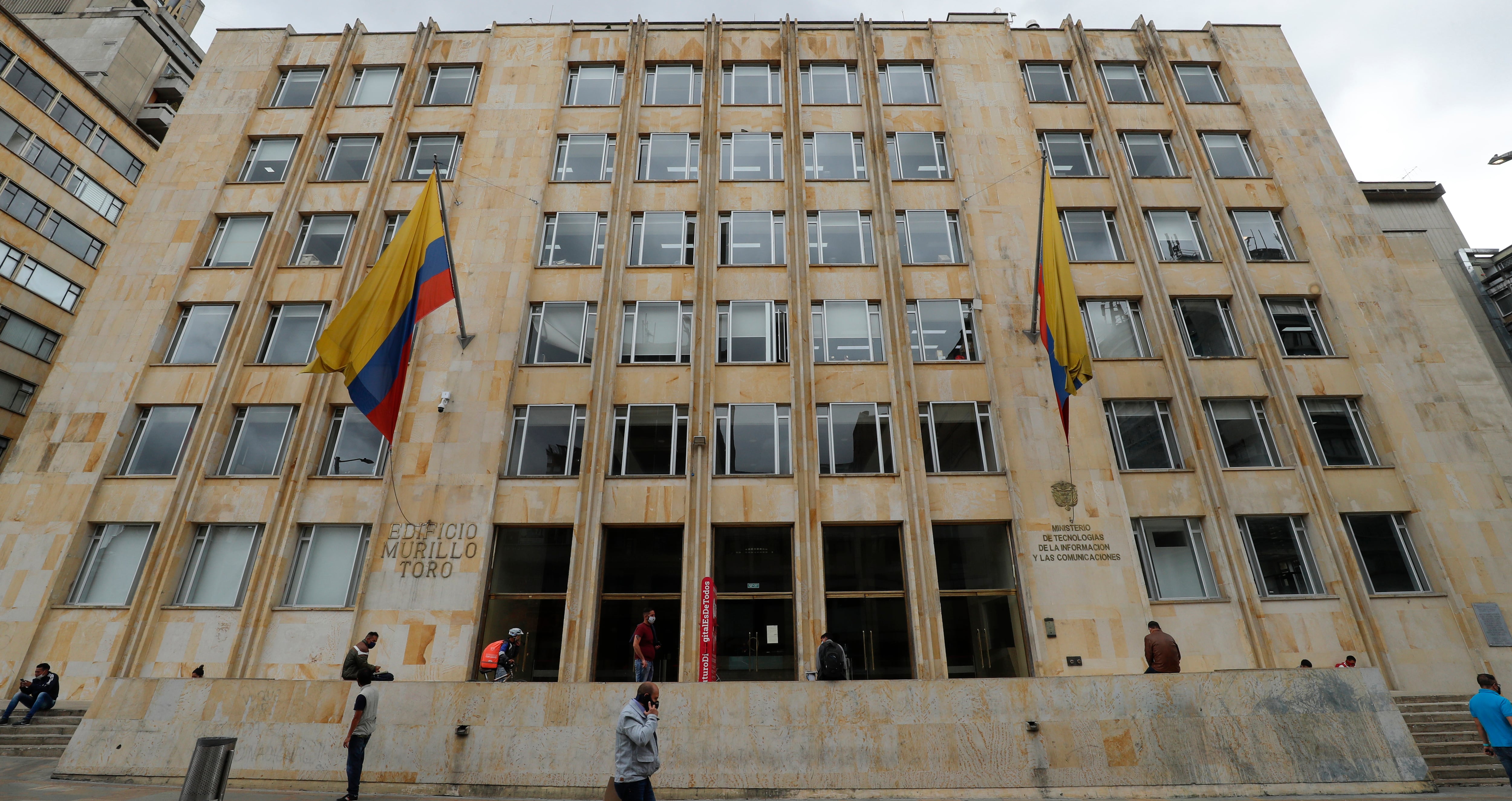 El contrato de los Centros digitales, una continuidad al plan de conectividad que se ha desarrollado bajo programas como Kioskos Digitales o Vive Digital, generó una gran polémica al tratarse de una de las licitaciones más importantes del Fondo de Tecnologías de la Información y las Comunicaciones (FonTIC) en años, según dijo a Dinero una fuente cercana al asunto.