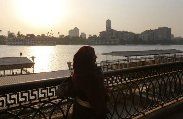 Una mujer disfruta la vista del río Nilo en El Cairo, Egipto. (AP)