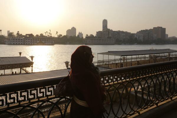 Una mujer disfruta la vista del río Nilo en El Cairo, Egipto. (AP)