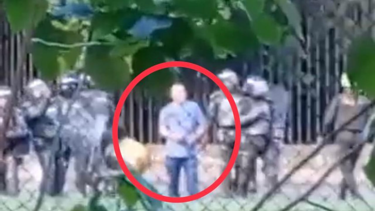 Este hombre lanzó piedras contra los manifestantes
