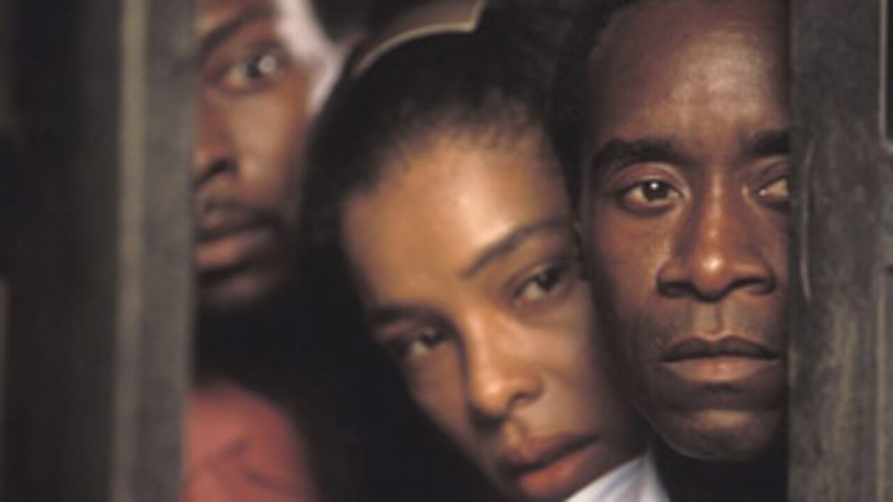El administrador hotelero Paul Russesabagina (Don Cheadle) les da posada a unos 1.000 perseguidos durante el genocidio sucedido en Rwanda a mediados de los 90