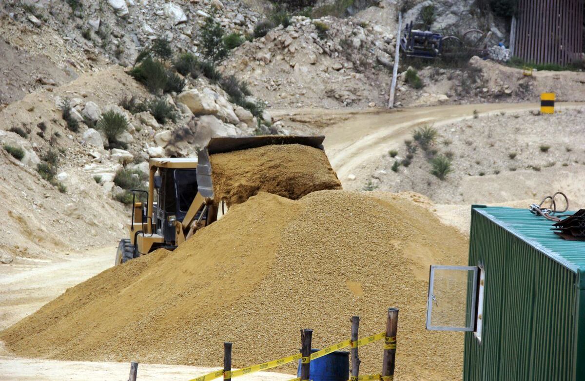 Un bulldozer sacando material de construcción. Foto: SEMANA