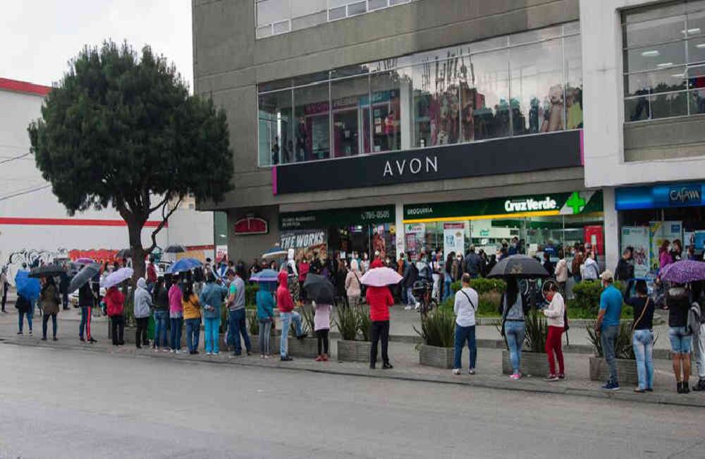 Aunque el aislamiento preventivo es la mejor medida para evitar la propagación del coronavirus, los colombianos salen a las calles para conseguir comida y pagar sus obligaciones