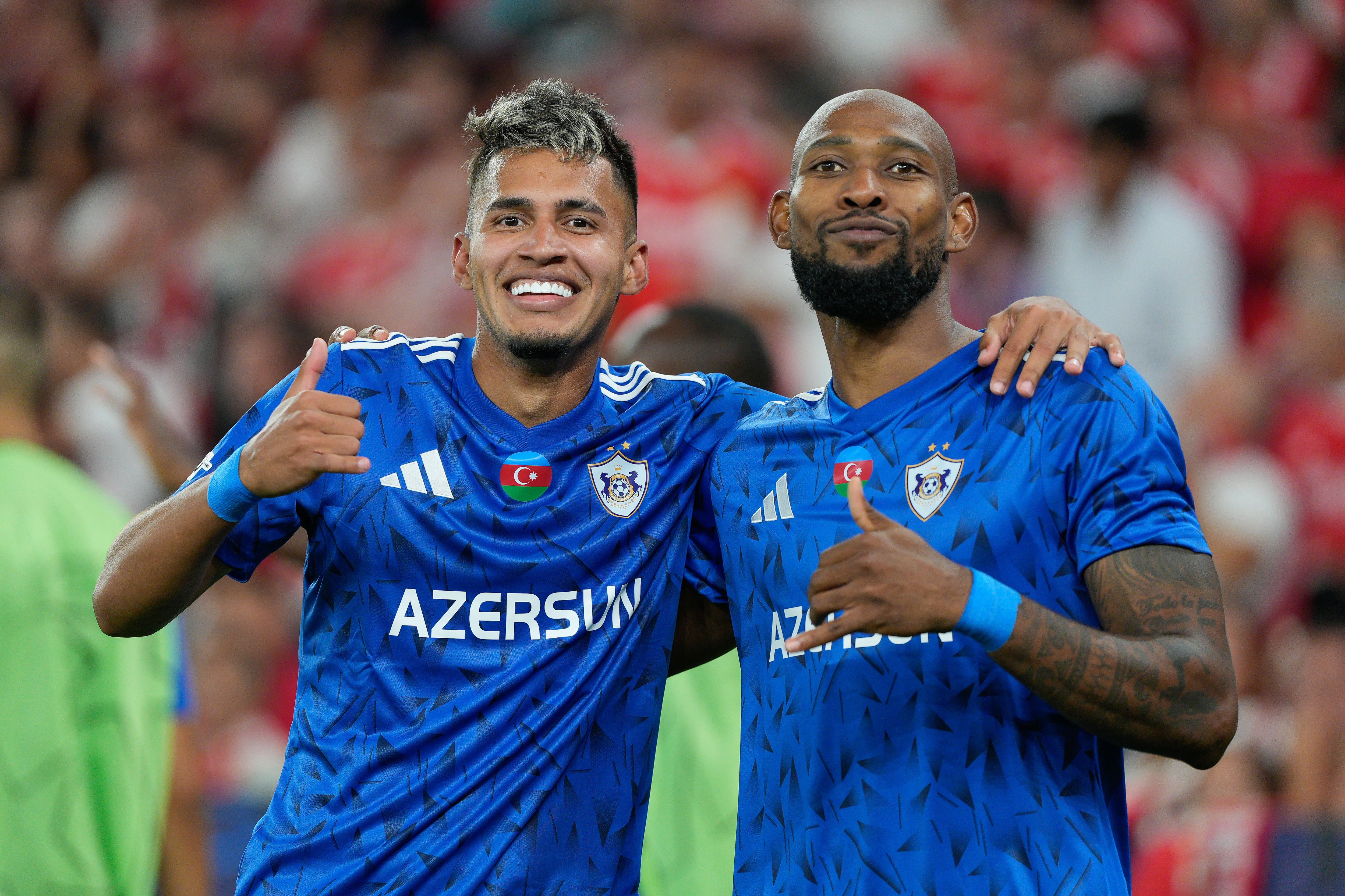 Camilo Durán (izquierda) marcó el primer gol de Qarabağ en Champions League 2025/2026