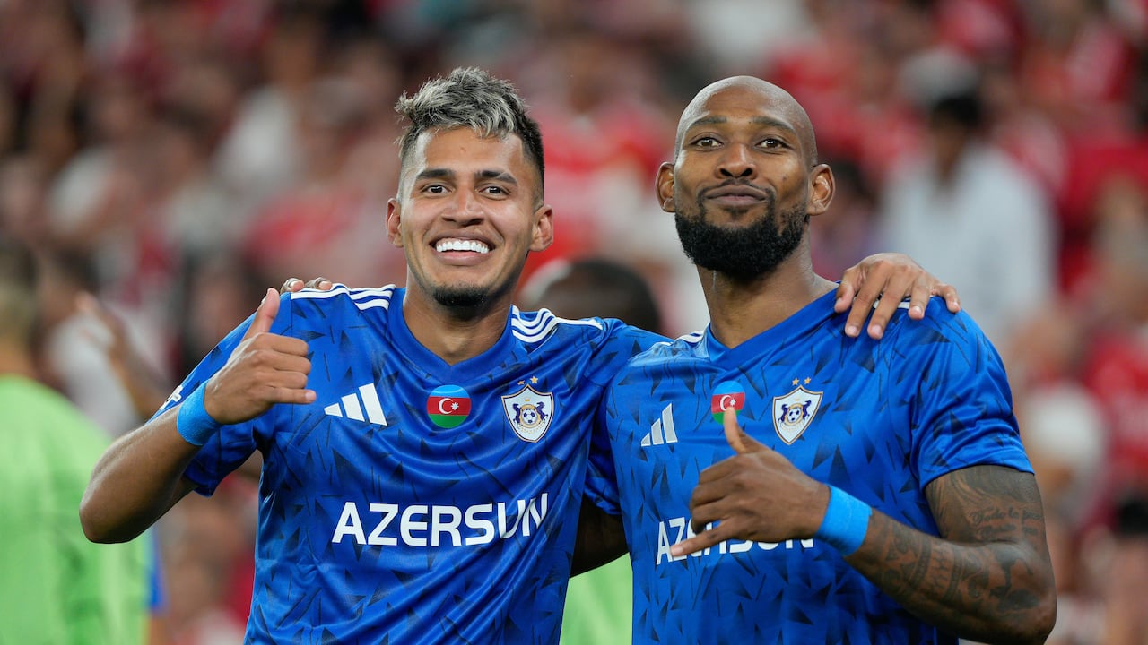 Camilo Durán (izquierda) marcó el primer gol de Qarabağ en Champions League 2025/2026