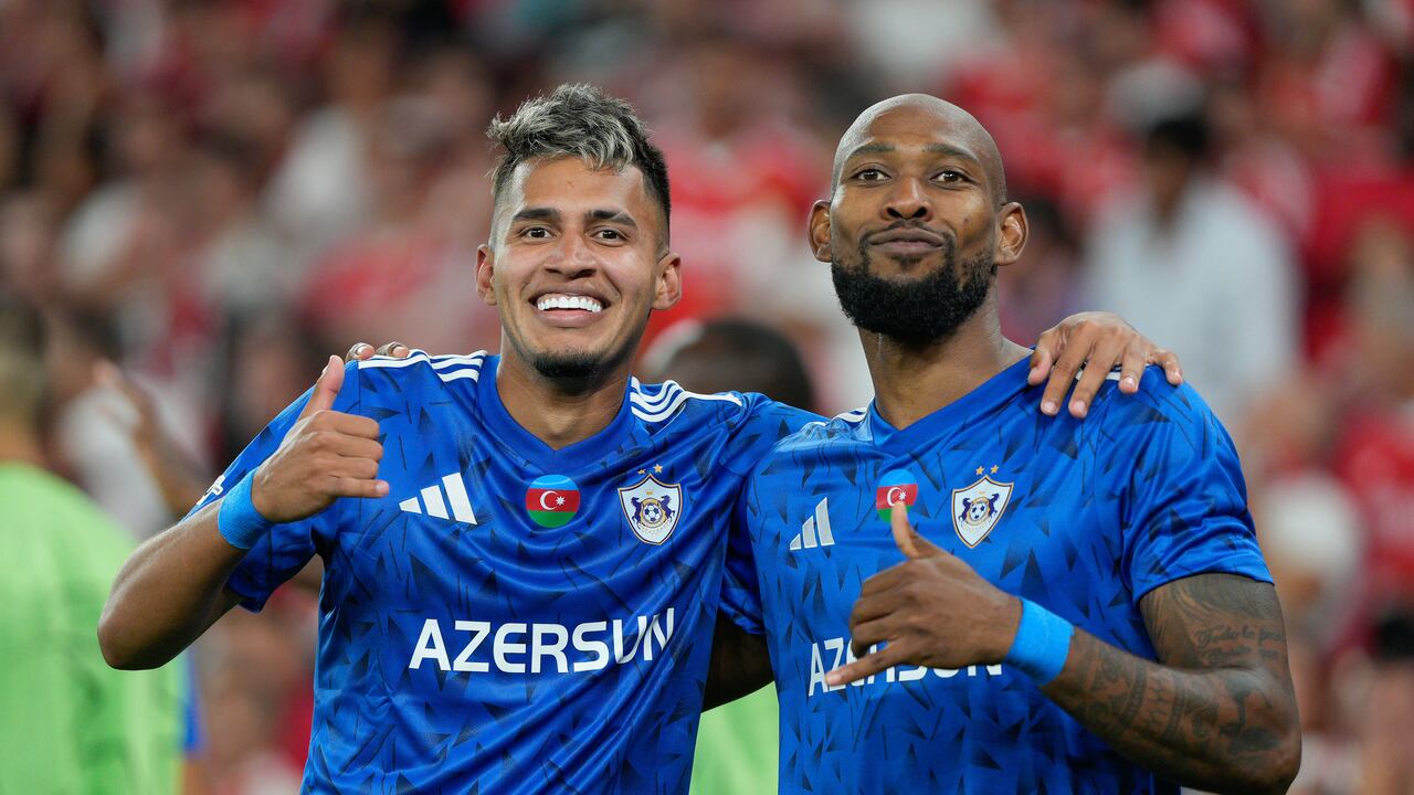 Camilo Durán (izquierda) marcó el primer gol de Qarabağ en Champions League 2025/2026