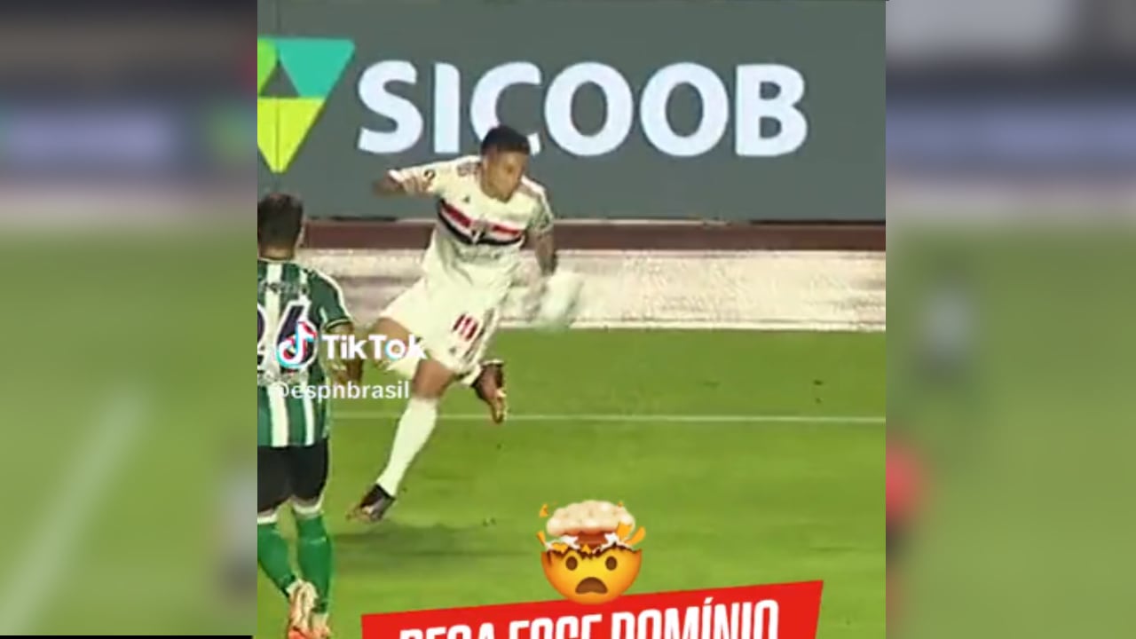 James rompe las redes con un mágico control de pelota.