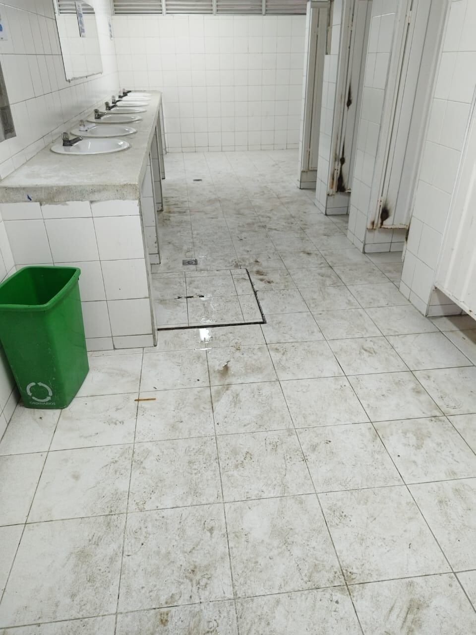 Según la denuncia, los niños son obligados a lavar los baños bajo la amenaza de perder su cupo si no lo hacen.