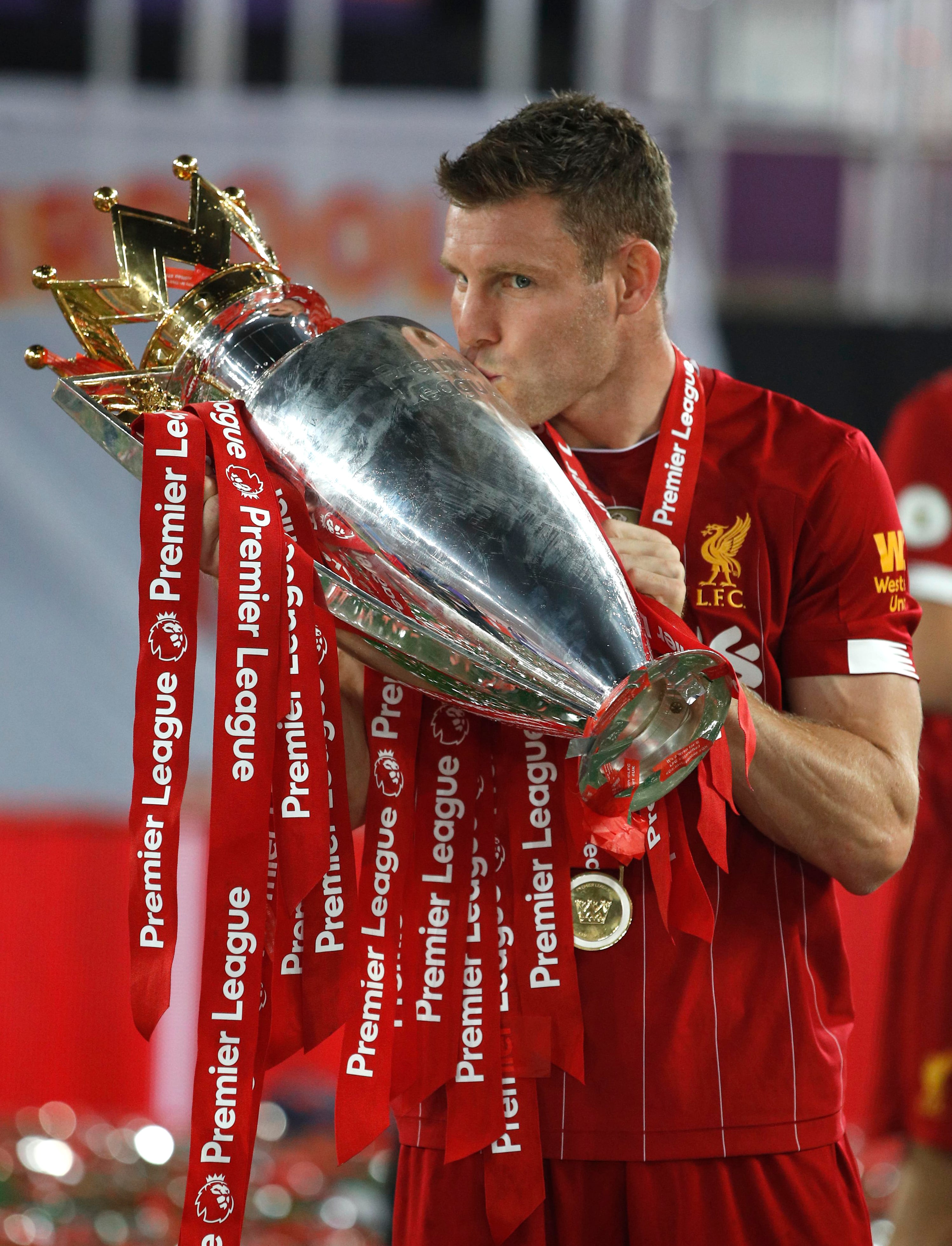 James Milner celebra un título con Luis Díaz.