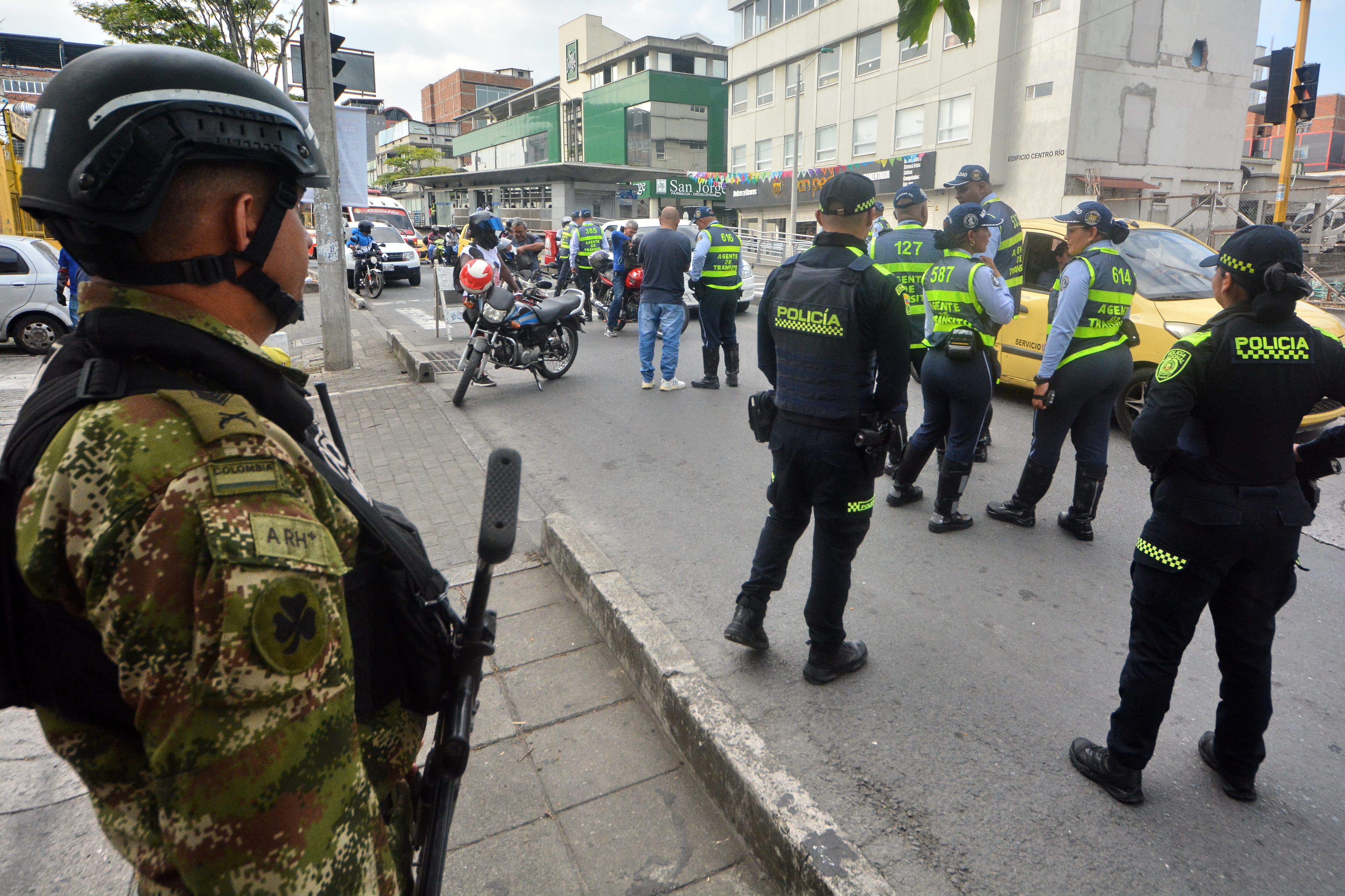 Continúan los operativos de Tránsito y Policía Nacional con el apoyo del ejército, hacia conductores de moto, dónde se exigen documentos al día. A pesar de las campanas que se vienen realizando a través de los medios de comunicación y redes sociales, son muchos los motociclistas que andan sin los documentos al día, ganándose multas e inmovilización del vehículo.