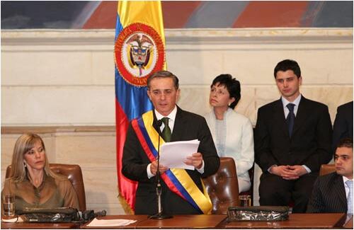 Luego, pronunció su discurso de 13 páginas, en el cual anunció que buscará la paz, aunque no dijo cómo piensa lograrla. 