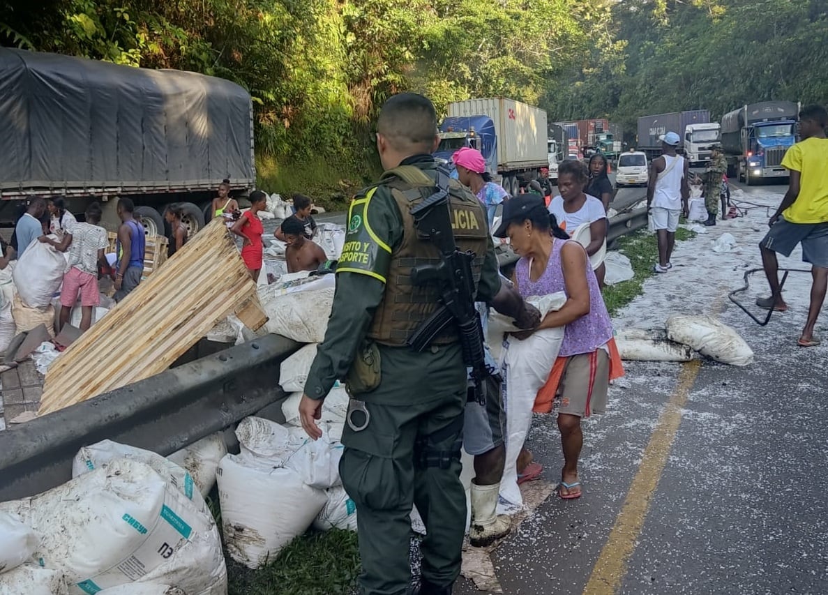 Decenas de bultos llenos de propileno fueron saqueados.