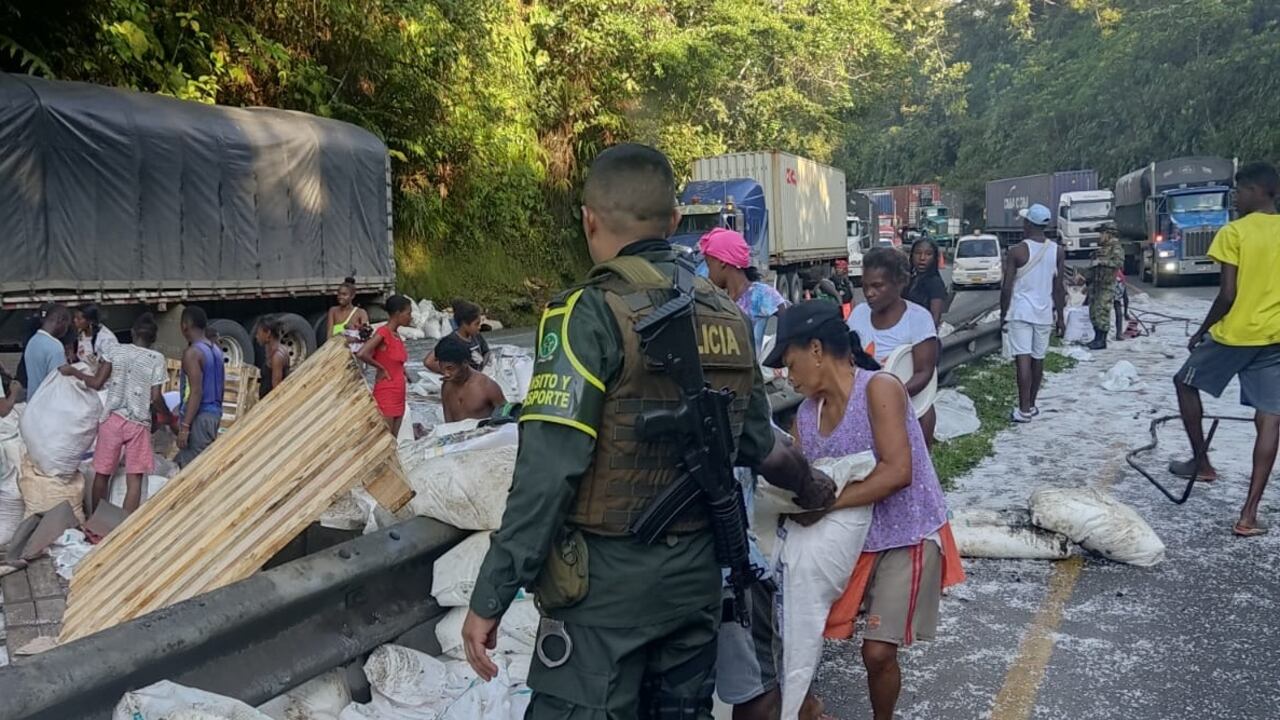 Decenas de bultos llenos de propileno fueron saqueados.
