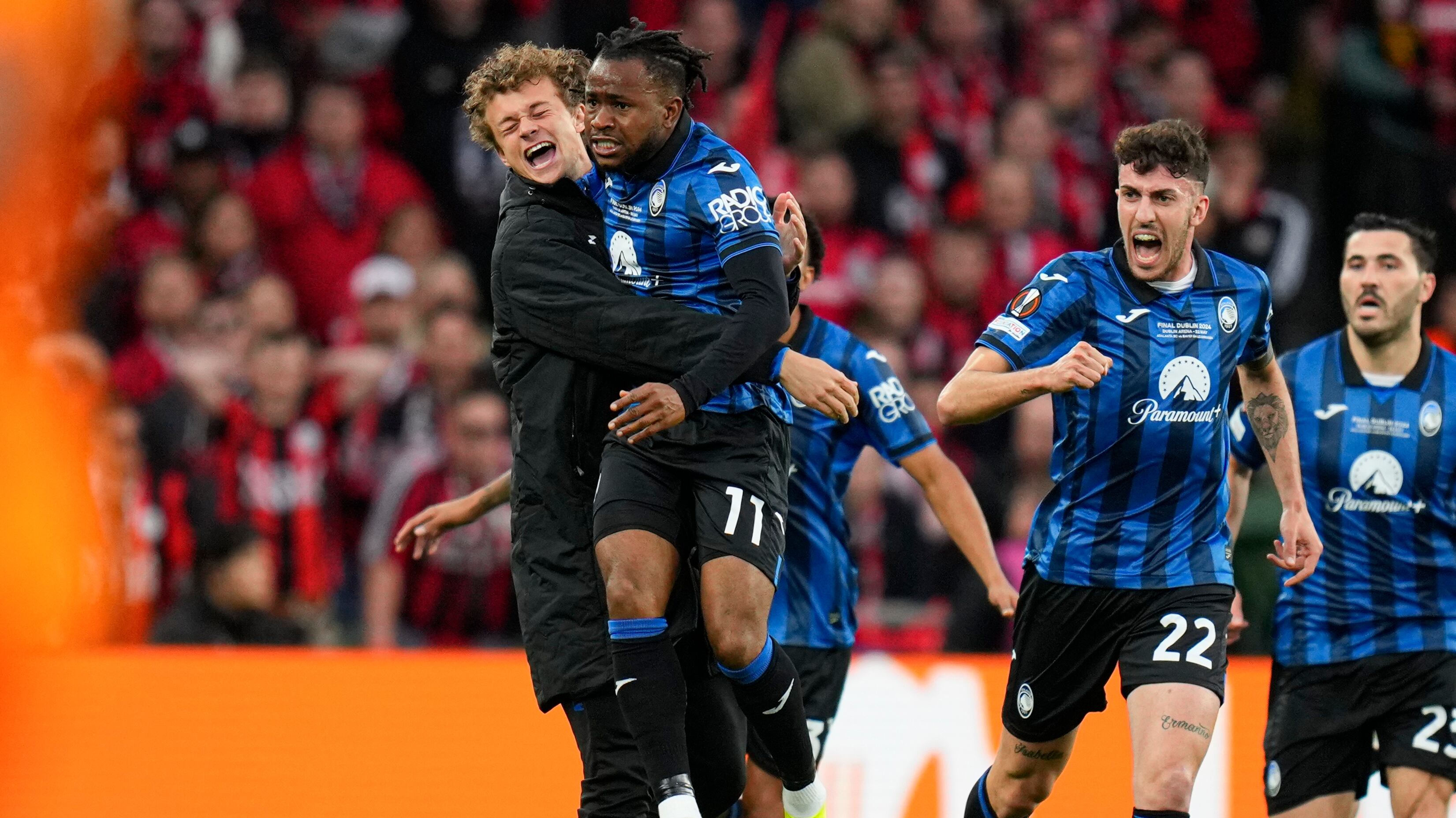 El plantel del Atalanta celebrando uno de los tantos ante el Bayer Leverkusen.