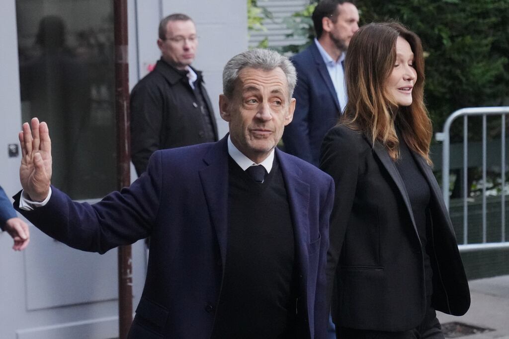 El expresidente francés Nicolas Sarkozy y su esposa Carla Bruni-Sarkozy salen de su casa el martes 21 de octubre de 2025 en París, mientras Nicolas Sarkozy se dirige a prisión para cumplir condena por conspiración para financiar su campaña electoral de 2007 con fondos procedentes de Libia. (Foto AP/Thibault Camus)