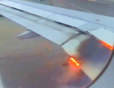 El ala incendiada de un avión perteneciente a LATAM Airlines.