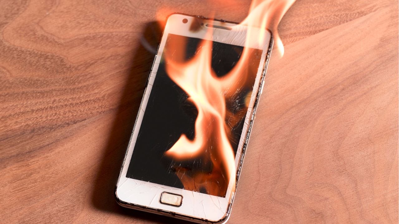 Celular dañado. Imagen de referencia.