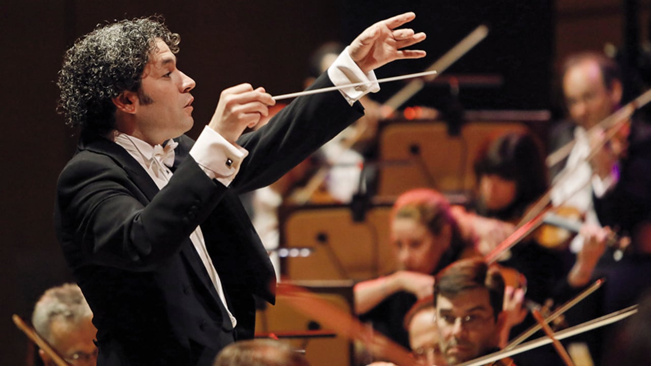 Gustavo Dudamel comenzó a dirigir la Filarmónica de Los Ángeles con solo 28 años. En esta ciudad replicó el modelo de El Sistema y ayudó en la formación musical de jóvenes de sectores populares. Iniciativa que fue reconocida por Barack Obama.