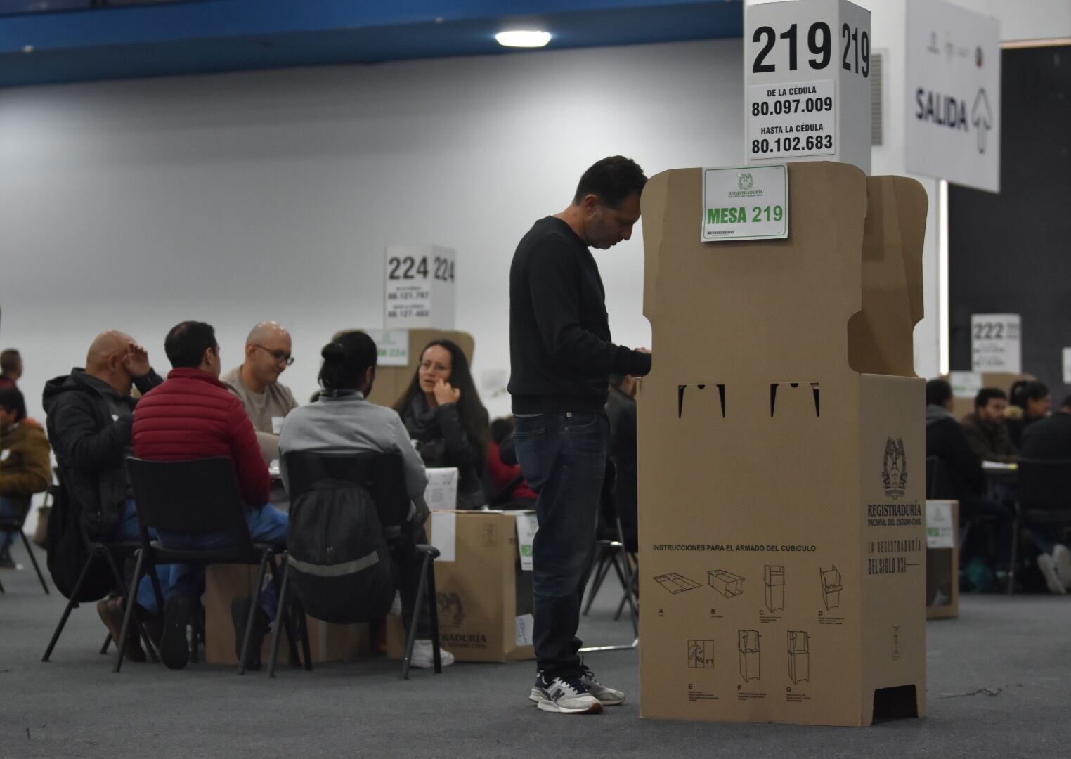 Votaciones en corferias, voto, mesas de votación, gente