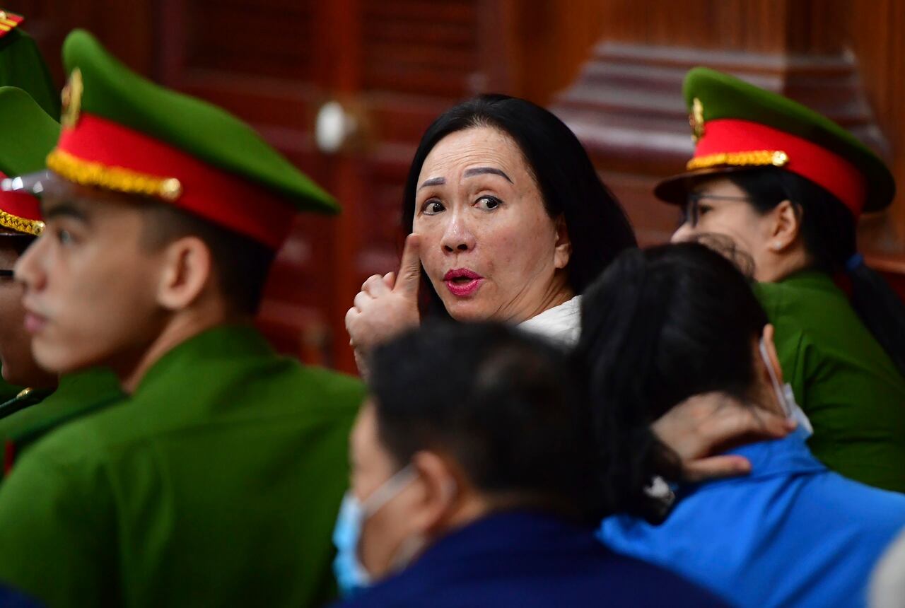 La mujer de negocios Truong My Lan, en el centro, asiste a un juicio en la ciudad de Ho Chi Minh, Vietnam, el jueves 11 de abril de 2024. El magnate inmobiliario podría enfrentarse a la pena de muerte si es declarado culpable de acusaciones de que desvió una cantidad de 12.500 millones de dólares, casi 3 por ciento del PIB de Vietnam en 2022, en su mayor caso de fraude financiero.