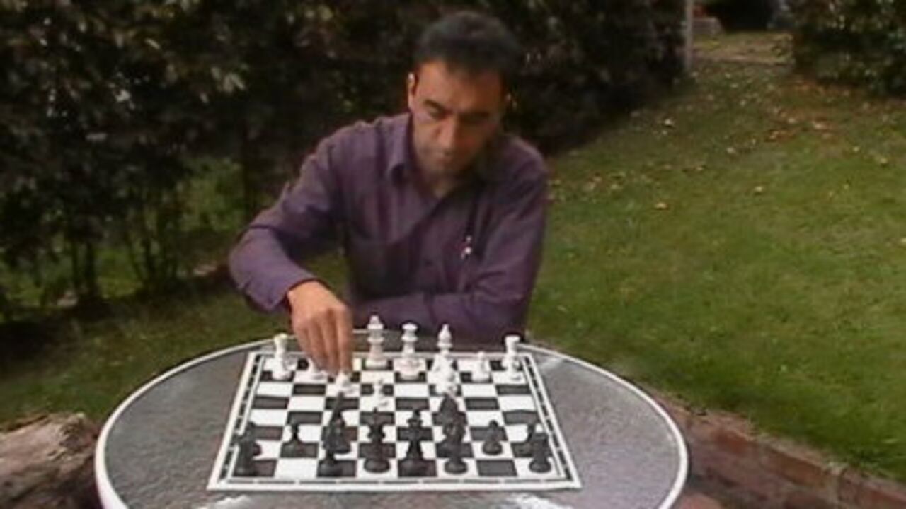 Miguel Ramirez jugando ajedrez, para él, su mejor medicación.