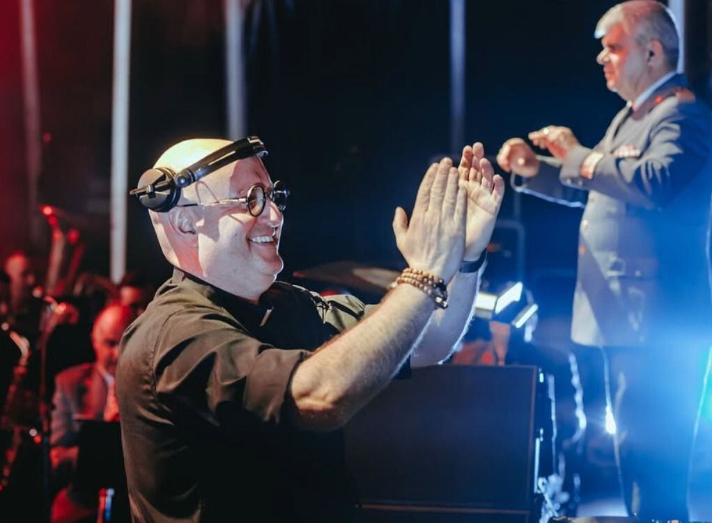 El Padre Guilherme Peixoto, sacerdote portugués reconocido mundialmente por su innovadora fusión entre música electrónica y fe católica, llega por primera vez a Colombia