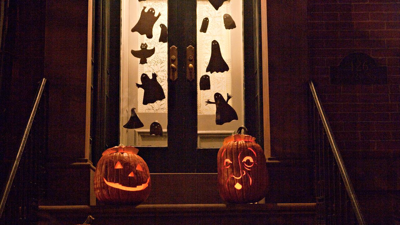 A través de imágenes realistas, la Inteligencia Artificial sugiere ideas decorativas que combinan elegancia y misterio, ideales para transformar el hogar durante Halloween.