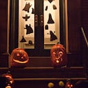 La decoración de Halloween evoluciona con la ayuda de la Inteligencia Artificial, que sugiere ambientes visuales únicos para crear un hogar atractivo, acogedor y ligeramente tenebroso.