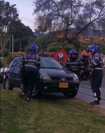 Agentes de tránsito llegaron al lugar para intentar mover el vehículo antes de que pasar el tren.