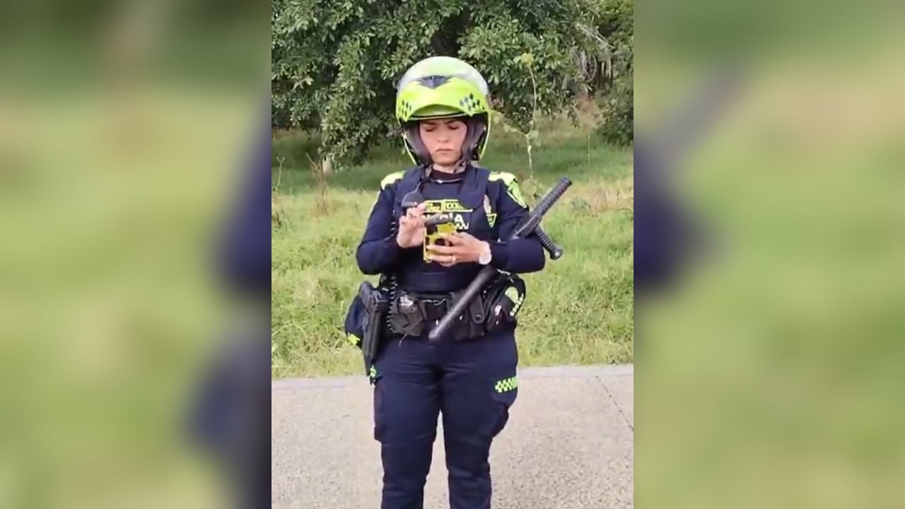 La uniformada respondió de manera agresiva cuando se percató que la estaban grabando.