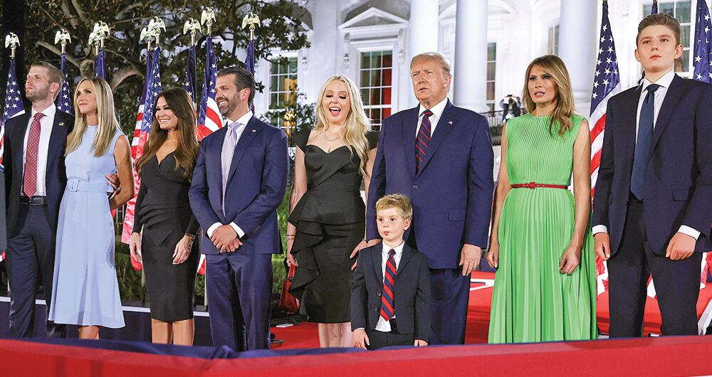 El miedo de Melania siempre ha sido que los hijos mayores de Trump (Ivanka, Donald Jr., Eric y Tiffany), con quienes no se lleva muy bien, saquen de la herencia a Barron. 
