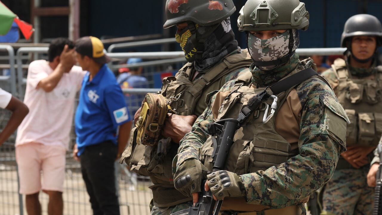Soldados montan guardia en la Penitenciaría del Litoral luego de enfrentamientos mortales en Guayaquil, Ecuador, el martes 25 de julio de 2023.