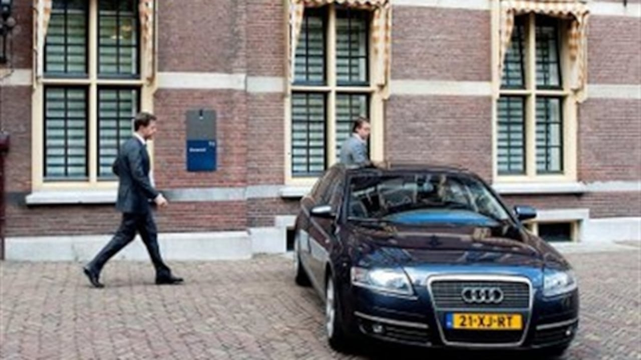 El primer ministro holandés, Mark Rutte, después de comunicarle a la reina su dimisión.