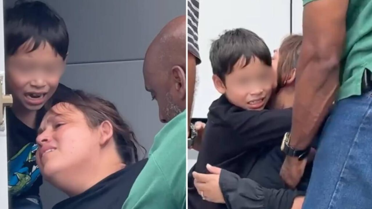 Niño consuela a su madre al ser detenida por el ICE.