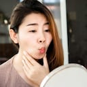 Ejercicio facial para reducir la papada y los cachetes