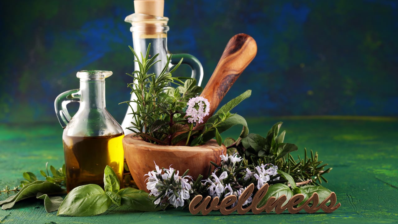 ¿Que significado tiene poner ruda, romero y laurel en la puerta de la casa?