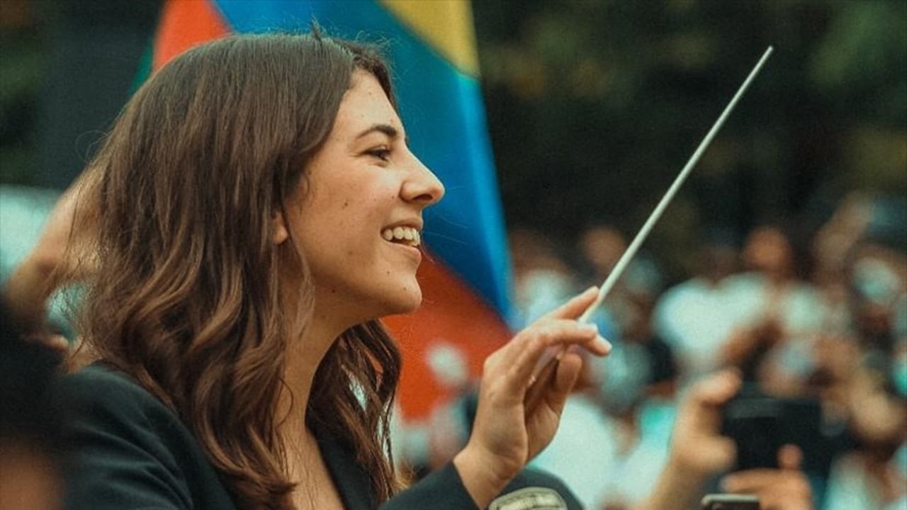 Medellín, Mayo 5: La directora de orquesta colombiana Susana Boreal dirige a más de 400 músicos reunidos en el antiguo Parque de los Deseos, hoy Parque de la Resistencia, para interpretar una versión actualizada del himno nacional colombiano, en Medellín, Colombia, el 5 de mayo de 2021. Daniel de la Cortes - Agencia Anadolu