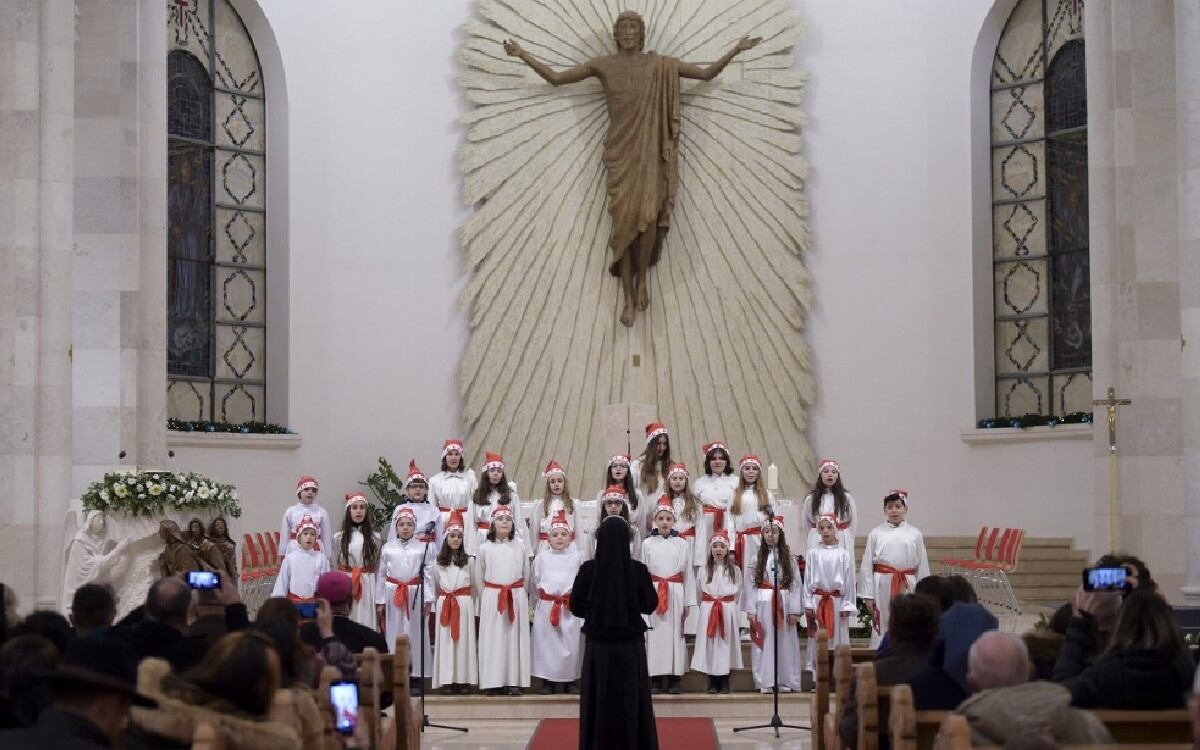 Un grupo de niños canta en la Catedral de la Madre Teresa, en Kosovo, durante la misa de Navidad de medianoche.